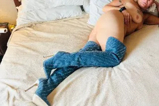 🫦💋🫦 LANDLORD IS WORKING WITH M... - Image 2